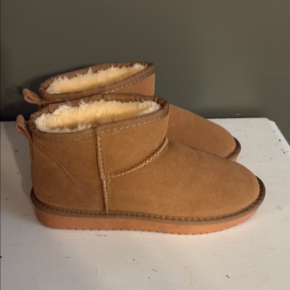 Shoes - NWOT Women's Tan Ankle Booties